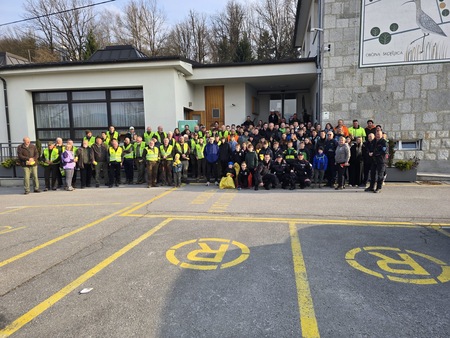 Čistilna akcija 2026 in zbor udeležencev pred občinsko hišo