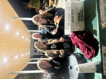 Kuhna na placu: Jesen na dlani navdušila s toplino, kostanjem in prijetnim druženjem